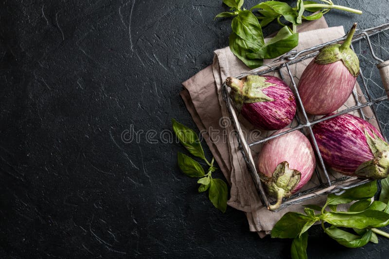 Download Aubergines saines fraîches image stock. Image du rural - 77161131