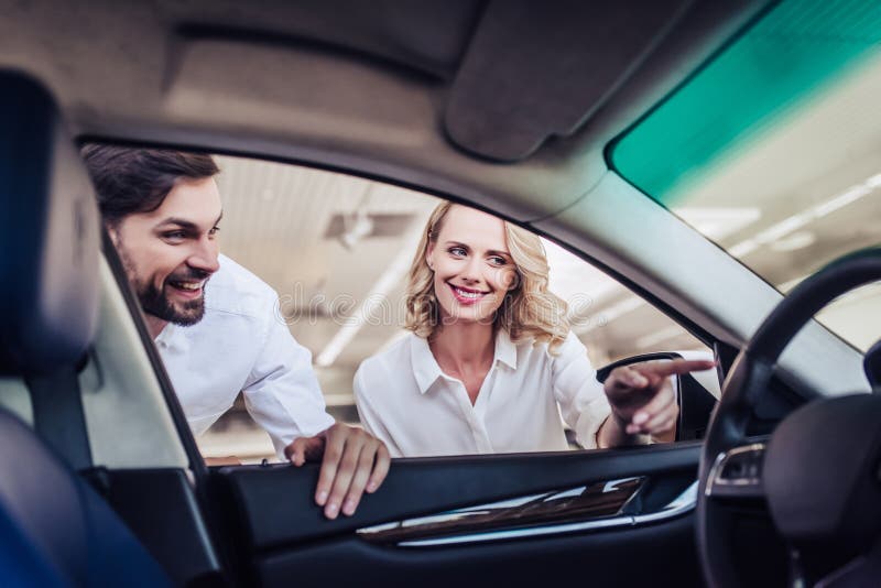 Aucasianpaar die nieuwe auto bekijken stock foto's Aucasianpaar die nieuwe auto bekijken stock foto's