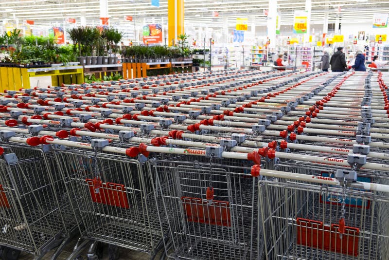 Auchan De Hipermercado. Filas De Carros De Supermercado Para Comestibles  Foto de archivo editorial - Imagen de comestibles, mercado: 214847178