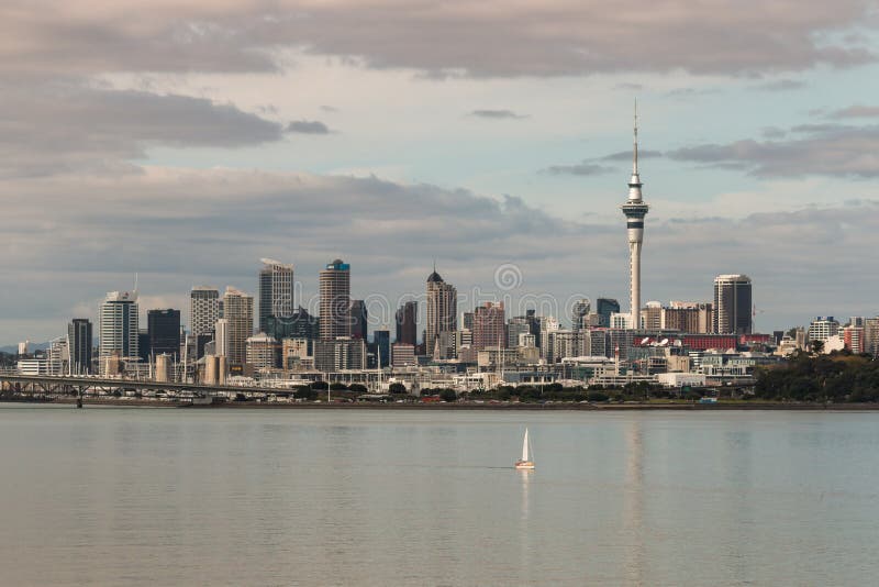 Auckland linia horyzontu z schronienie mostem i niebo Górujemy obraz stock