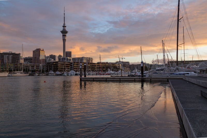 Auckland, Nowa Zelandia, Listopad, 26, 2014; Zmierzchu widok Auckland linia horyzontu przy półmrokiem od Wynard ćwiartki fotografia royalty free Auckland, Nowa Zelandia, Listopad, 26, 2014; Zmierzchu widok Auckland linia horyzontu przy półmrokiem od Wynard ćwiartki fotografia royalty free