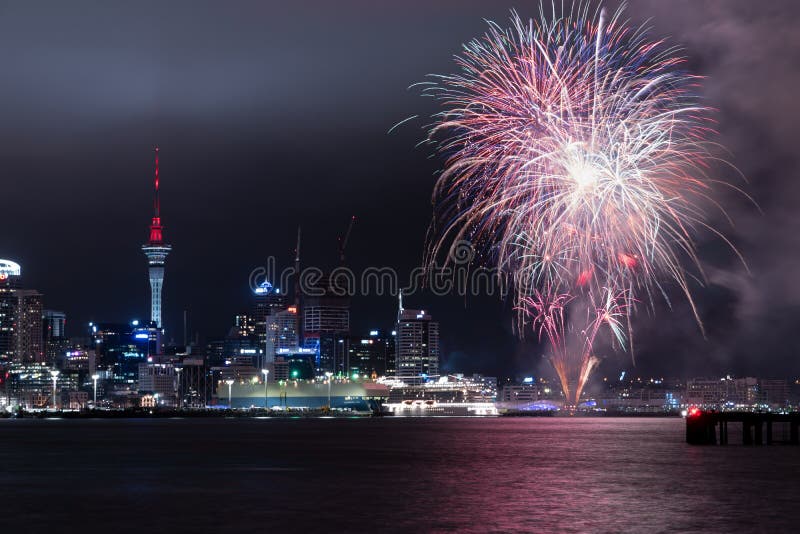AUCKLAND, NZ - 27 JANVIER : Feux d'artifice célébrant l'anniversaire d'Auckland le 27 janvier 2019 photos libres de droits AUCKLAND, NZ - 27 JANVIER : Feux d'artifice célébrant l'anniversaire d'Auckland le 27 janvier 2019 photos libres de droits