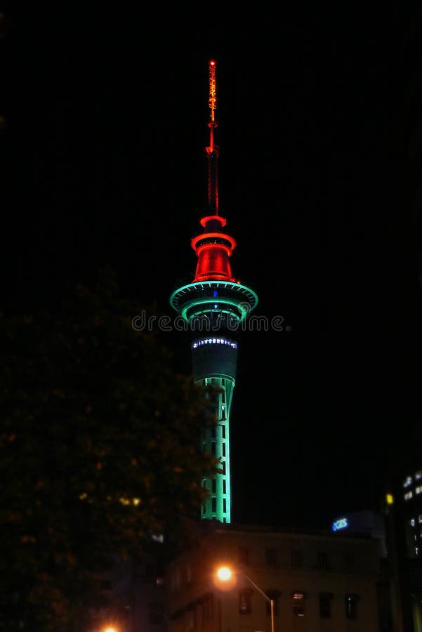 Auckland Sky Tower nocą, Północna wyspa, Nowa Zelandia. Auckland Sky Tower nocą, telekomunikacje i obserwacji wierza na Północnej wyspie, Nowa Zelandia