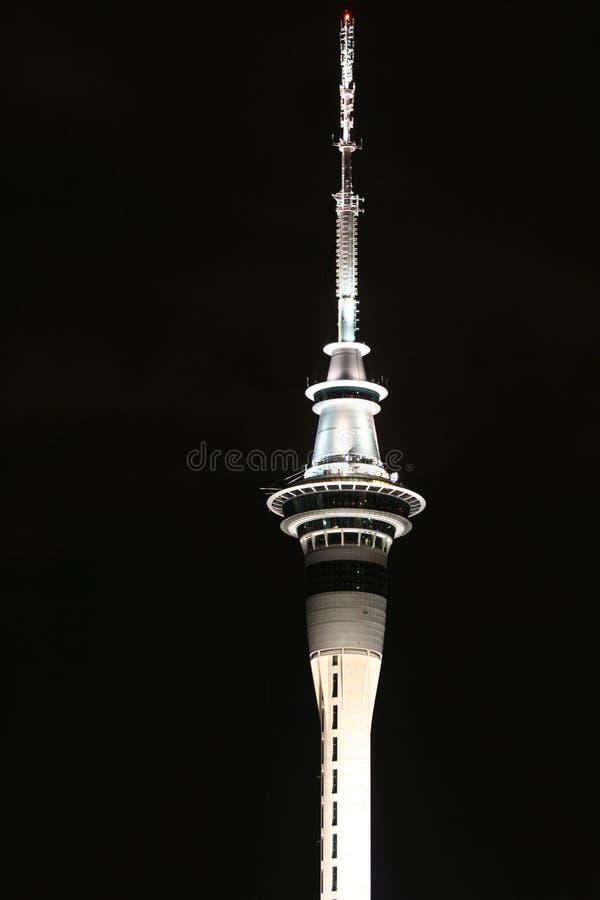 Auckland Skytower en la noche