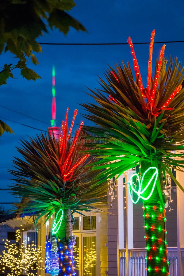 Auckland-Stadtdekorationen. Schöne Weihnachtslichter im Freien jedes Jahr Häuser in Auckland, Neuseeland verzierend