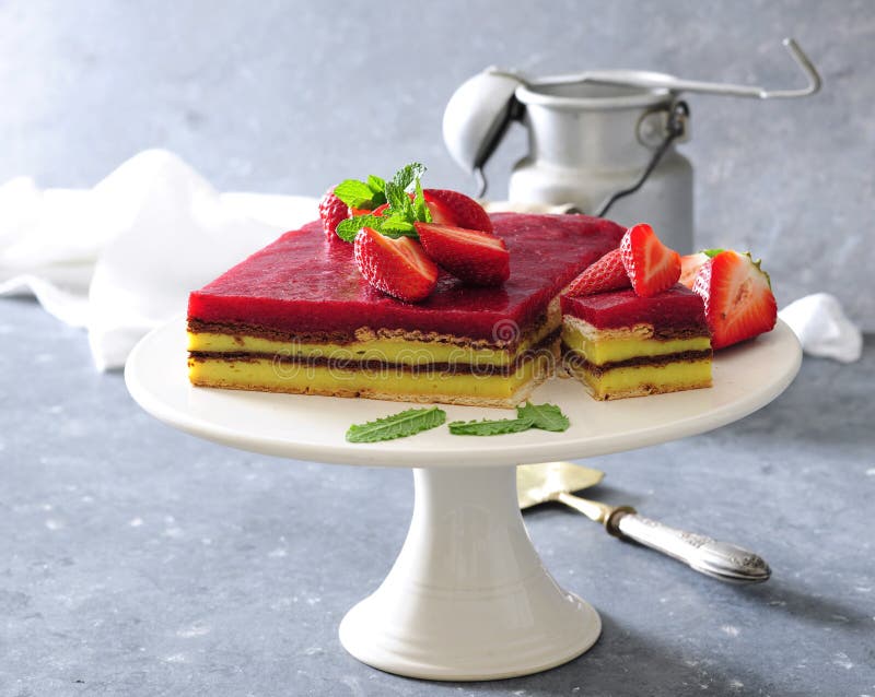 Aucun faites le gâteau cuire au four de couche de mousse de vanille et de fraise avec des biscuits image libre de droits Aucun faites le gâteau cuire au four de couche de mousse de vanille et de fraise avec des biscuits image libre de droits