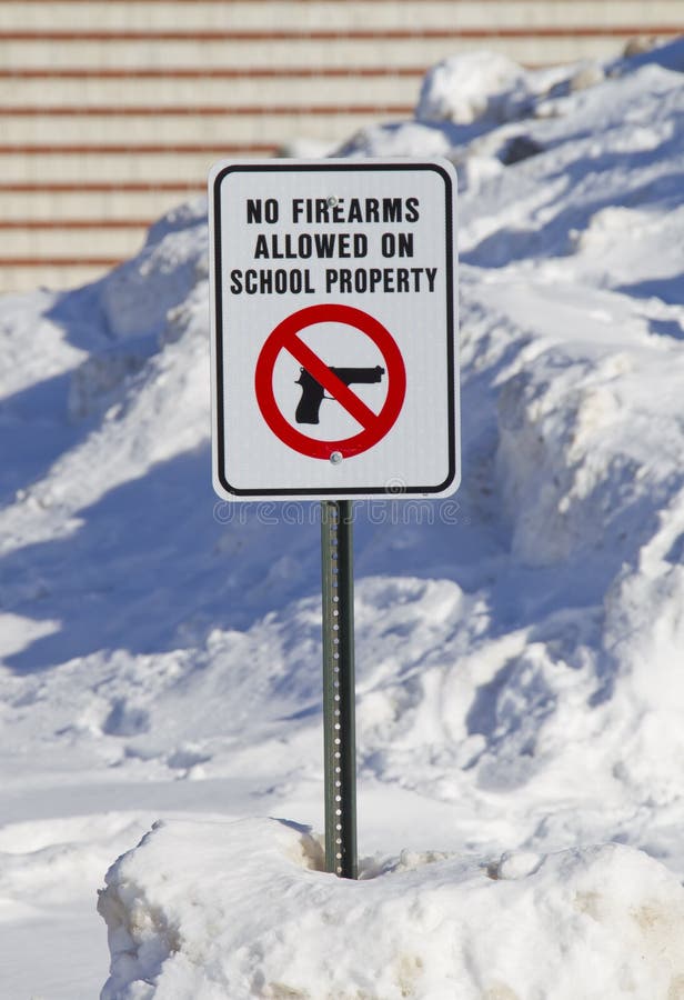 Aucune armes à feu permises sur le signe de propriété d'école à pleine vue photos stock Aucune armes à feu permises sur le signe de propriété d'école à pleine vue photos stock