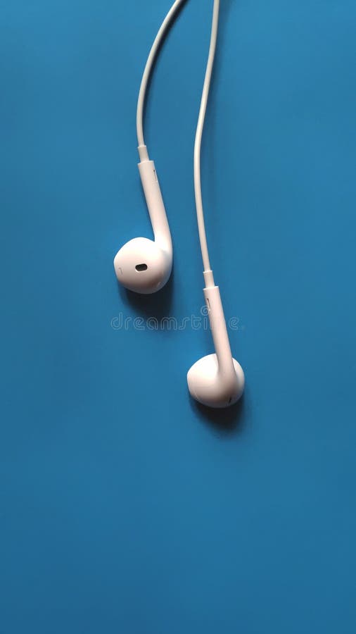 Audífonos De Audífonos De Manzana Blanca Fondo Azul Y Blanco. Fotos De Fondo De Pantalla. Foto de archivo - Imagen de libre, manzana: 209889860 Audífonos De Audífonos De Manzana Blanca Fondo Azul Y Blanco. Fotos De Fondo De Pantalla. Foto de archivo - Imagen de libre, manzana: 209889860