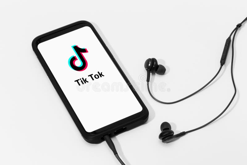 Audífonos Y Pantalla De Teléfono Inteligente Con El Logotipo De Tik Tok  Fotografía editorial - Imagen de multimedias, digital: 192862652