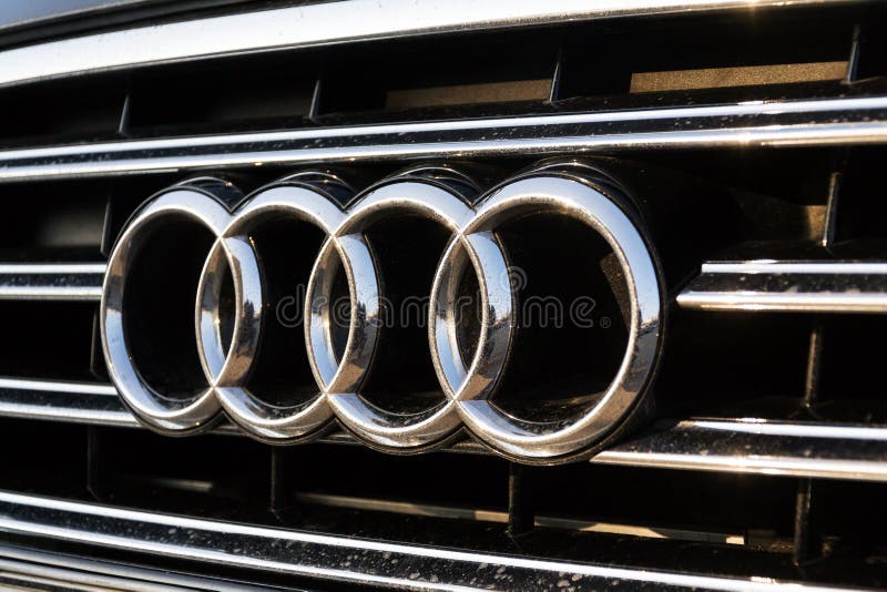 Audi Firmenlogo Auf Auto Redaktionelles Bild Bild Von Audi