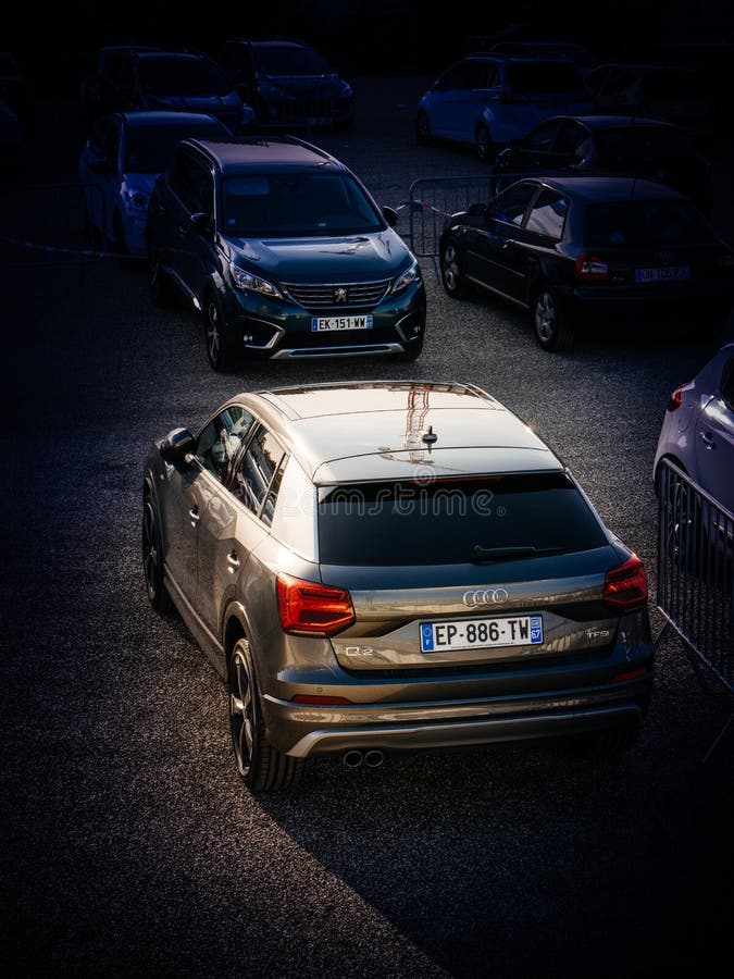 Audi Q2 TFSI мини SUV в большой стоянке стоковое фото rf Audi Q2 TFSI мини SUV в большой стоянке стоковое фото rf
