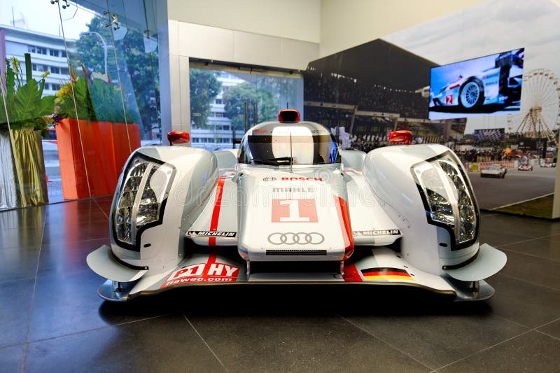 Audi R18 ETron quattro Le Mans-Rennwagen auf Bildschirmanzeige lizenzfreie stockbilder Audi R18 ETron quattro Le Mans-Rennwagen auf Bildschirmanzeige lizenzfreie stockbilder