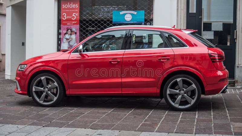 Audi rosso Q3 parcheggiato nella via fotografia stock Audi rosso Q3 parcheggiato nella via fotografia stock