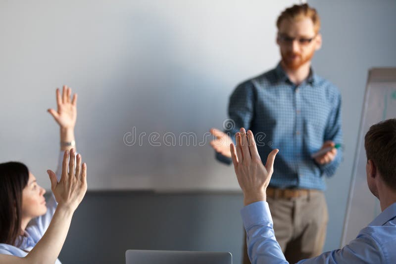 Audiencia del negocio que aumenta las manos para arriba que votan como se ofrece voluntariamente en el meeti imagen de archivo Audiencia del negocio que aumenta las manos para arriba que votan como se ofrece voluntariamente en el meeti imagen de archivo