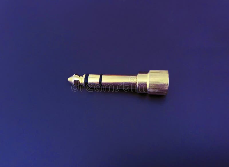 Audio connettore della presa della spina per musica su fondo blu immagini stock libere da diritti Audio connettore della presa della spina per musica su fondo blu immagini stock libere da diritti