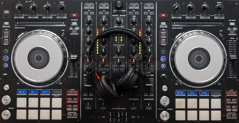 Audio miesza kontroler z fachowymi hełmofonami Analogów poziomy fotografia stock Audio miesza kontroler z fachowymi hełmofonami Analogów poziomy fotografia stock
