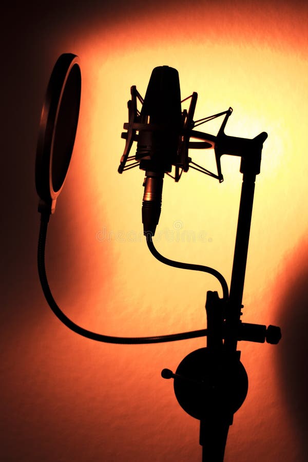 Záznam vokální hlas mikrofon silueta proti otřes připojit a postavený v proti filtrovat zpěv a herci dělat.