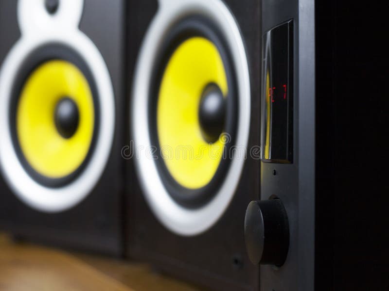 Audio sistema che gioca via gli altoparlanti gialli mobili e grandi collegati al telefono fotografie stock libere da diritti Audio sistema che gioca via gli altoparlanti gialli mobili e grandi collegati al telefono fotografie stock libere da diritti