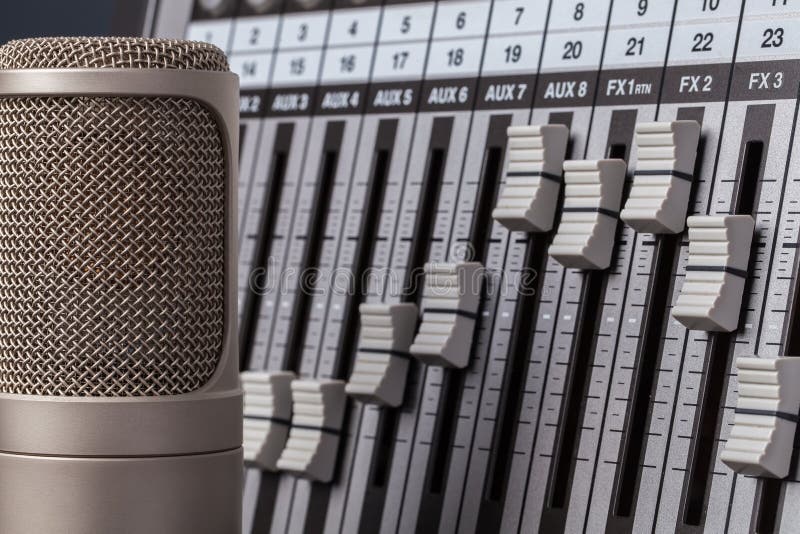 Audiocontroleapparaat Professionele micropho van de klepcondensator royalty-vrije stock fotografie Audiocontroleapparaat Professionele micropho van de klepcondensator royalty-vrije stock fotografie
