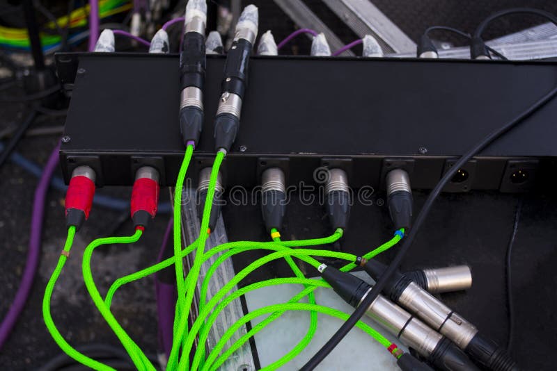 Audiokabelnetzwerk mit einer Vielzahl von Farben lizenzfreie stockfotografie Audiokabelnetzwerk mit einer Vielzahl von Farben lizenzfreie stockfotografie