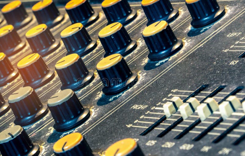 Audiokonsole des stichhaltigen Mischers Stichhaltiger mischender Schreibtisch Musikmischerbedienfeld im Tonstudio Mischende Audio lizenzfreie stockfotografie Audiokonsole des stichhaltigen Mischers Stichhaltiger mischender Schreibtisch Musikmischerbedienfeld im Tonstudio Mischende Audio lizenzfreie stockfotografie