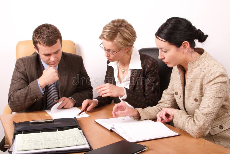 Gruppo di uomini d'affari di lavoro alla scrivania in ufficio.