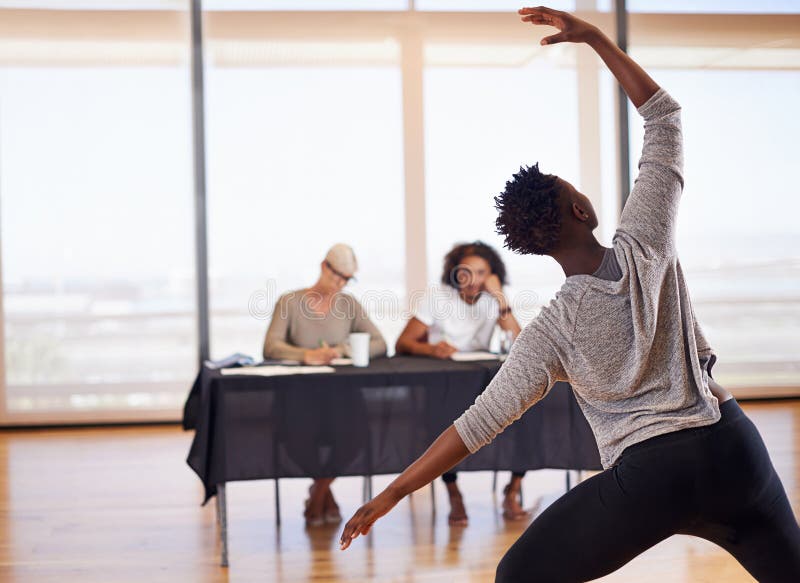 Auditionsflicka och dansare och prestationskonst och hälsa i tävlingar och flexibla. elegant och arkivbilder