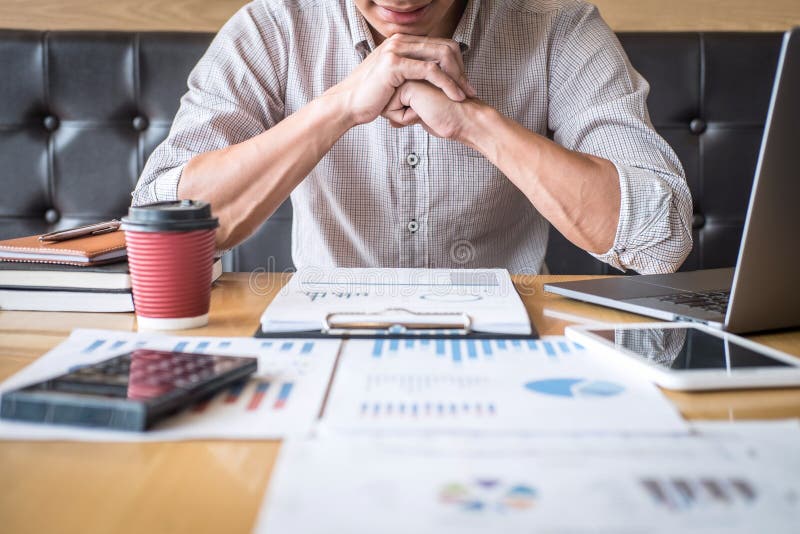 Auditoria de trabalho do contador do homem de neg? cios e c? lculo da indica?? o financeira anual financeira do balan? o do relat? rio fotos de stock