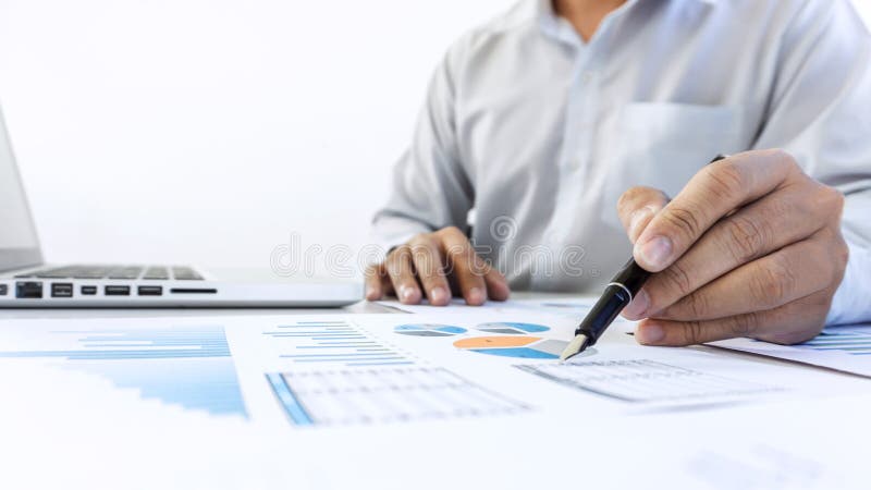 Auditoria de trabalho do contador do homem de negócios e cálculo da aleta da despesa