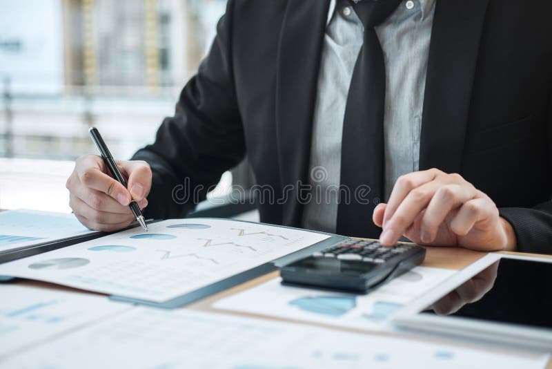 Auditoria de trabalho do contador do homem de negócios e cálculo de dados financeiros da despesa nos documentos do gráfico, fazen fotografia de stock