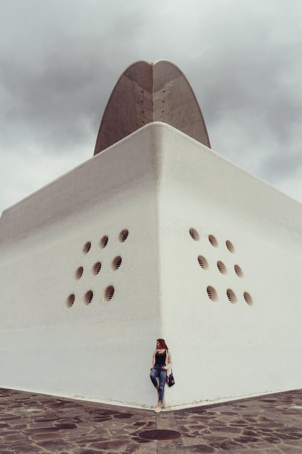 Auditorio de Tenerife, Santa Cruz de Tenerife, Espania - 26 Οκτωβρίου 2018: Μια γυναίκα φωτογράφισε την κλίση ενάντια στον τοίχο στοκ εικόνες Auditorio de Tenerife, Santa Cruz de Tenerife, Espania - 26 Οκτωβρίου 2018: Μια γυναίκα φωτογράφισε την κλίση ενάντια στον τοίχο στοκ εικόνες