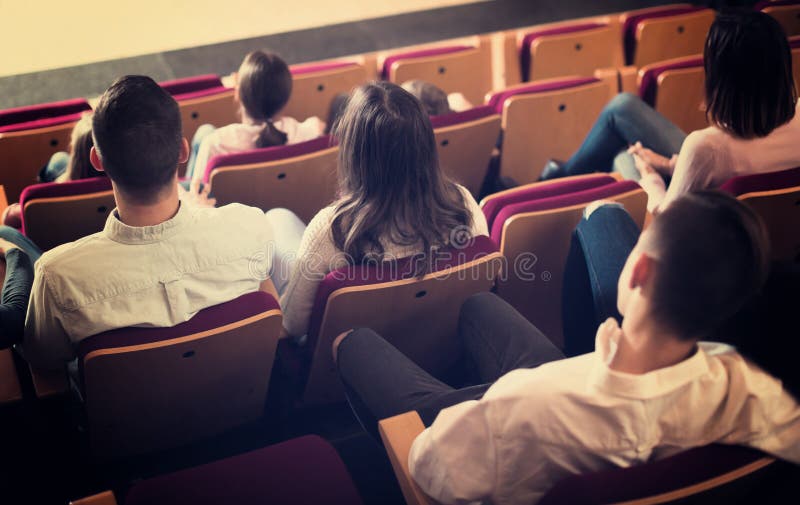 Audiência adulta que espera o filme começar fotografia de stock Audiência adulta que espera o filme começar fotografia de stock