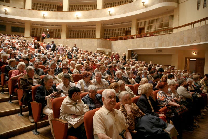 A audiência do desempenho musical - os aposentados, veteranos idosos da segunda guerra mundial e seus parentes
