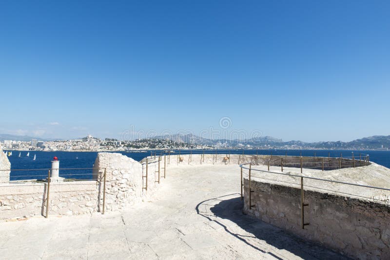 Auf dem Dach von Chateau d'If, Marseille, Frankreich lizenzfreie stockbilder Auf dem Dach von Chateau d'If, Marseille, Frankreich lizenzfreie stockbilder