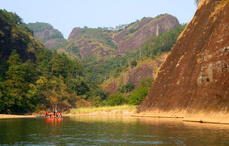 Auf dem Fluss von neun Biegungen flößen, Wuyishan stockbild Auf dem Fluss von neun Biegungen flößen, Wuyishan stockbild