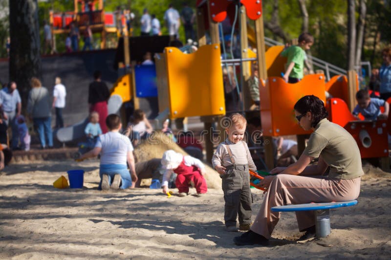 Auf dem Spielplatz lizenzfreie stockfotos Auf dem Spielplatz lizenzfreie stockfotos