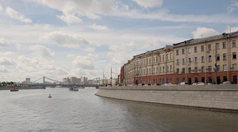 Auf den Moskau-Flusssegelschiffen Fahrzeuge und Leute bewegen alon stockfotos Auf den Moskau-Flusssegelschiffen Fahrzeuge und Leute bewegen alon stockfotos