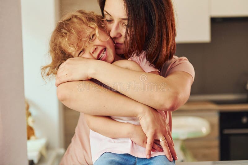 Auf der Küche. junge Mutter mit ihrer kleinen Tochter in zwangloser Kleidung zusammen zu Hause.