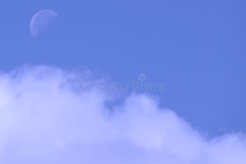 Auf der linken Seite des Mondtages auf blauem Himmel stockfotografie Auf der linken Seite des Mondtages auf blauem Himmel stockfotografie