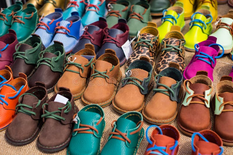 Auf der Messe sind kleine bunte, handgefertigte Lederschuhe zu sehen stockbild