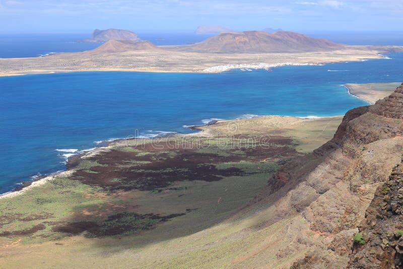 Auf der Westküste von Lanzarote: Ansicht des Insel La Graciosa stockfoto Auf der Westküste von Lanzarote: Ansicht des Insel La Graciosa stockfoto