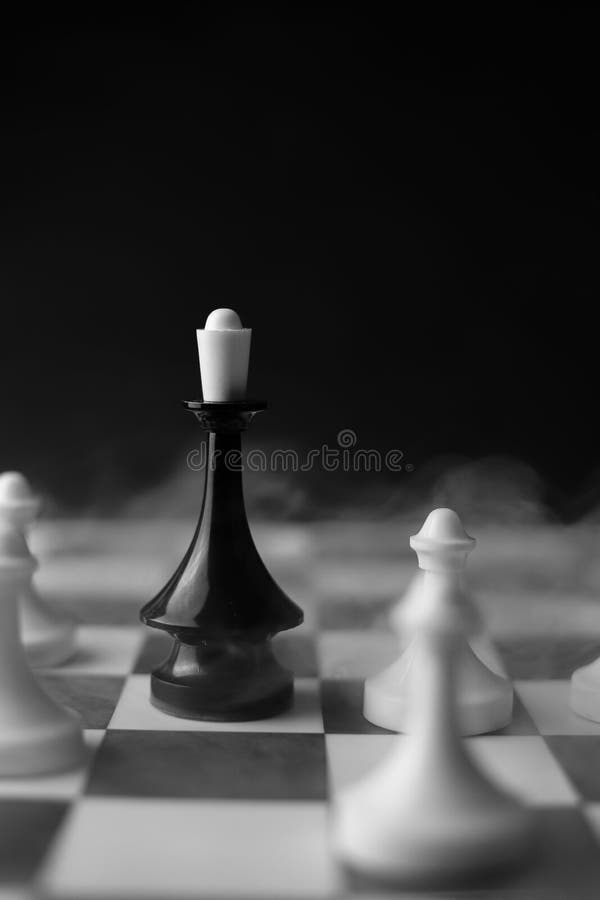schach stück schwarz auf dem schachbrett weißen - Stockfoto