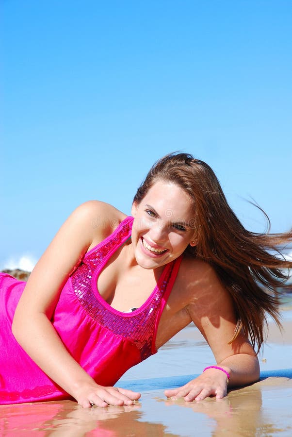 Auf lagerfoto der schönen hohen Brunettefrau auf dem Strand in lizenzfreie stockfotos Auf lagerfoto der schönen hohen Brunettefrau auf dem Strand in lizenzfreie stockfotos