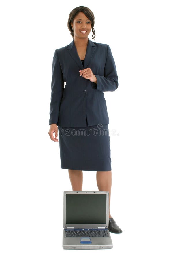 Auf lagerfotographie: Geschäftsfrau hinter geöffnetem Laptop lizenzfreies stockbild Auf lagerfotographie: Geschäftsfrau hinter geöffnetem Laptop lizenzfreies stockbild