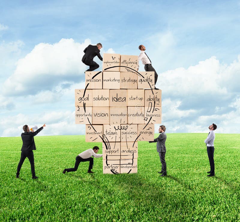 Aufbau einer neuen kreativen Idee Geschäftsperson errichtete zusammen eine große Backsteinmauer mit gezogener Glühlampe stockfoto Aufbau einer neuen kreativen Idee Geschäftsperson errichtete zusammen eine große Backsteinmauer mit gezogener Glühlampe stockfoto