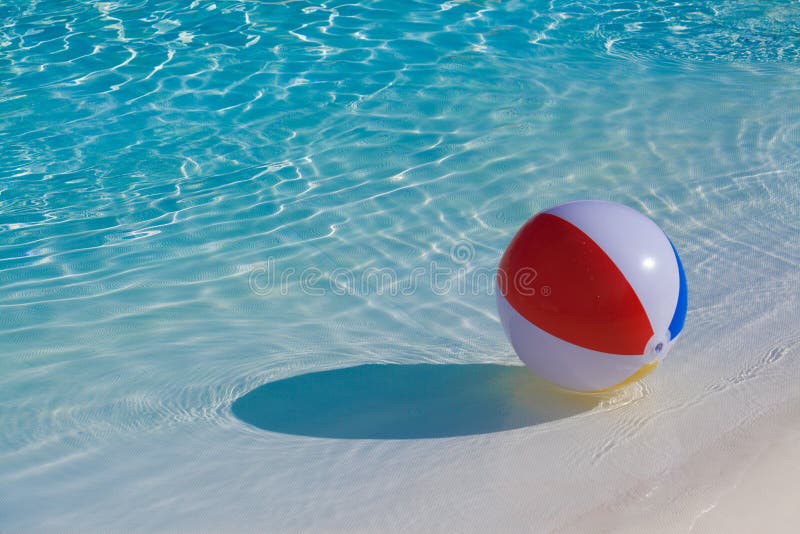 Aufblasbares buntes Ballschwimmen lizenzfreies stockbild Aufblasbares buntes Ballschwimmen lizenzfreies stockbild