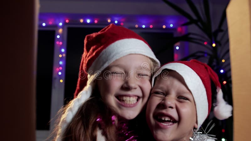 Auffassung vom Feld von den lustigen Kindern, die ein Geschenk von Santa Claus am Heiligen Abend genießen