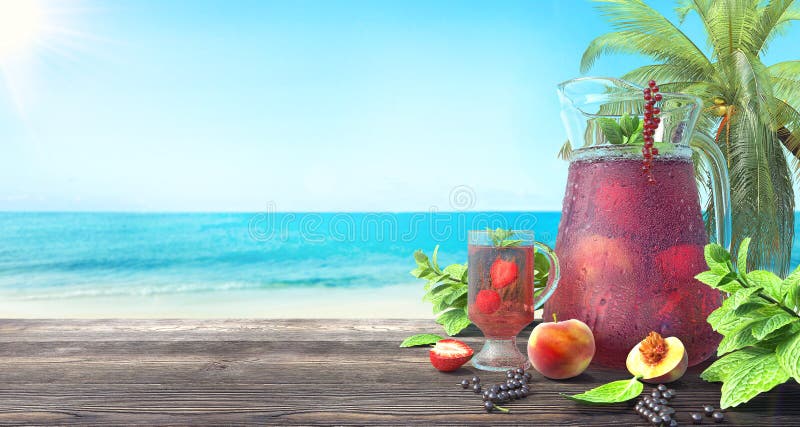 Auffrischungsfruchtsaft auf dem tropischen Strand, Sommerhintergrund stock abbildung