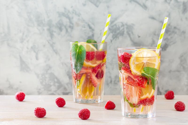 Auffrischungsgetr?nk des Sommers mit Minze, Beeren und Zitrone Zwei Gläser Limonade, ein Cocktail mit einem Stroh stockfotografie Auffrischungsgetr?nk des Sommers mit Minze, Beeren und Zitrone Zwei Gläser Limonade, ein Cocktail mit einem Stroh stockfotografie