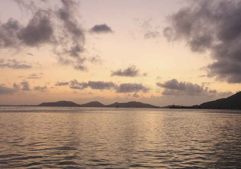 Auffrischungspanoramablick des romantischen Sonnenunterganghimmels und -Meerblicks am Abend mit goldener heller Reflexion auf Was lizenzfreie stockfotos Auffrischungspanoramablick des romantischen Sonnenunterganghimmels und -Meerblicks am Abend mit goldener heller Reflexion auf Was lizenzfreie stockfotos